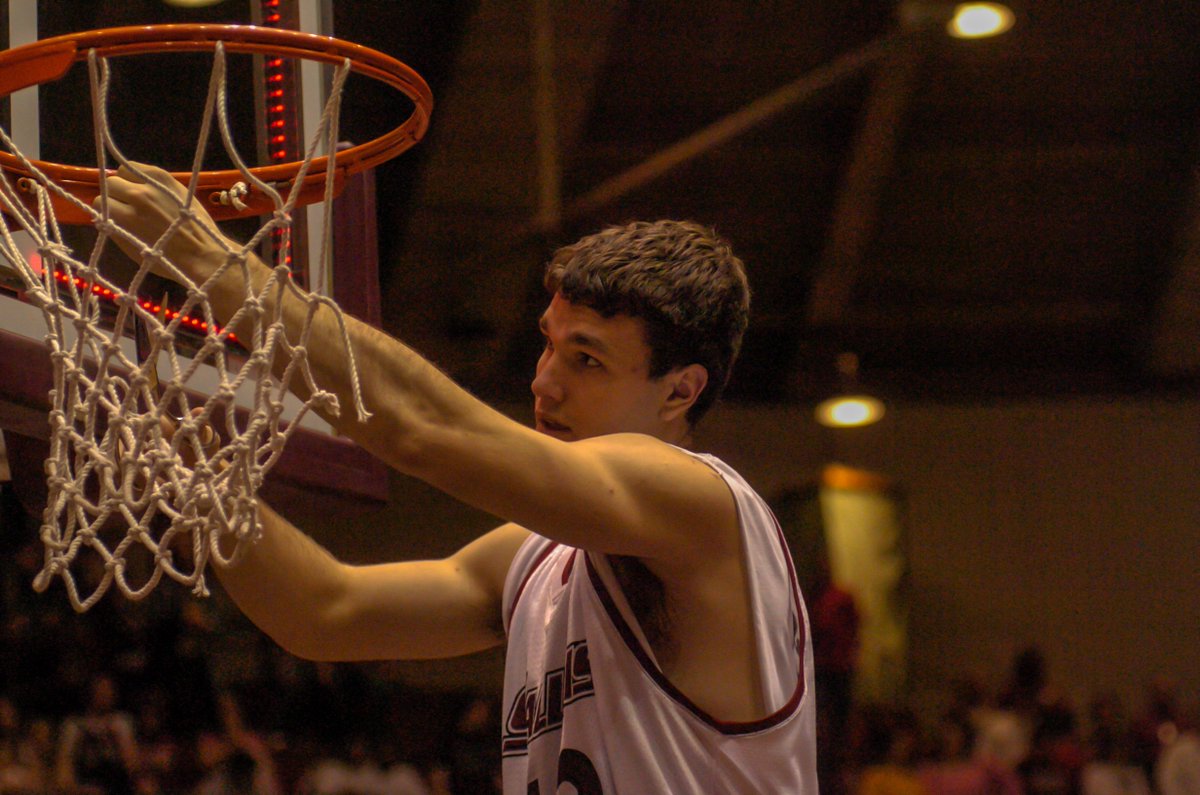 MikeReisSIU's tweet photo. The first junior college player drafted by an NBA team in 16 years was coached the last 2 years at John A. Logan College by a Saluki alum. Kyle Smithpeters (@SIU_Basketball 2005 &amp; 2006) talks about Scrubb in this interview with @salukiradio:   https://t.co/3Bqk4ZbiiH https://t.co/hxqlTl4Hr7