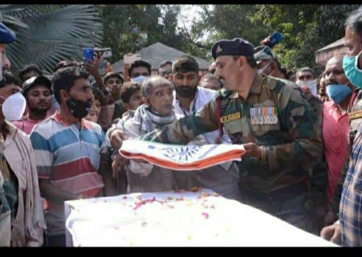 AMITSIN13485610's tweet photo. @AmitShah @PiyushGoyal @narendramodi માનનીયમોદીસાહેબજ્યારે તમે દેશ ના જવાનોનીસાથેદિવાળી મનાવતા હતા ત્યારેકોડીનાર નાવીર જવાન અજીતસિંહપરમાર સાથે જે દુઃખદ ઘટના બની અને #mppoliceએપોસમોટમ કર્યા વગર જે દફનકર્યું તે બાબતેઅજીતસિંહ ના પરિવાર ને ન્યાય મળે આ બાબતે #CBI ની તપાસ થાય એવી માંગ https://t.co/OyA6j1HhbC