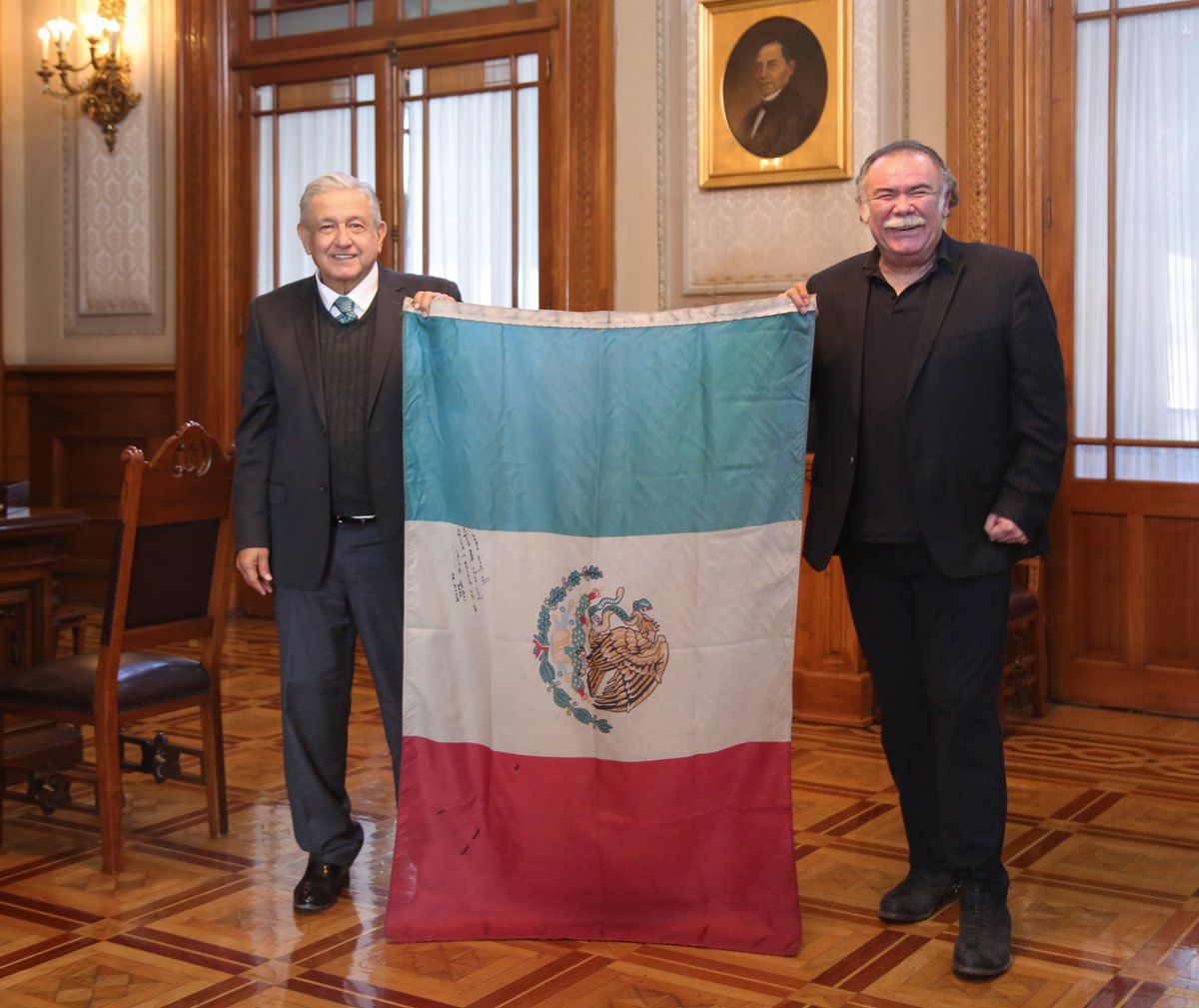 lopezobrador_'s tweet photo. Conversé con Jesús Ochoa, secretario general de la Asociación Nacional de Actores (ANDA). Esta bandera la ondeó en una de las marchas, en el 2006, cuando luchábamos por la democracia. Hoy estamos obligados a convertir ese ideal en realidad. https://t.co/K5jrlXBIvo