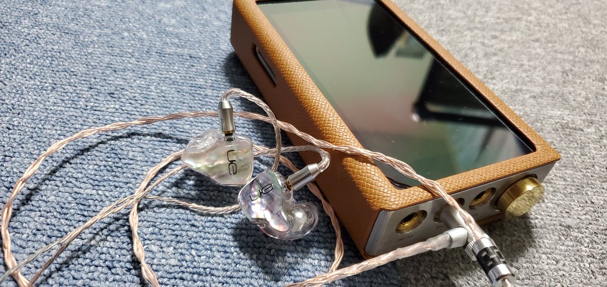 nomu_yu_z's tweet photo. iBasso audio DX220max着弾!😚😚
この日をどれだけ待ちわびたか!
エージングはまだまだですが、
すでに昇天しそうです。笑笑
愛機と記念撮影しました😊
1枚目がSONY MDR-Z7
キンバーケーブル
2枚目はFit Ear TO GO 335!
ビーツオーディオ エメラルド
3枚目はUE LIVE
#ibasso
#DX220MAX https://t.co/IpC8zIYq3t