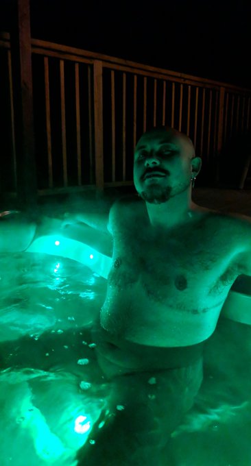 Who's joining me in the jacuzzi? 

#ftm #transman #gay #gayftm #gayotter #ftmporn https://t.co/hcimR