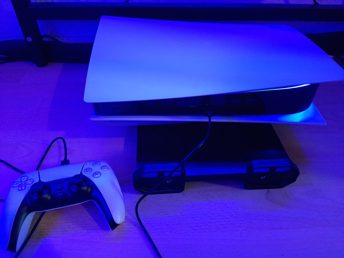 Jhoffm86's tweet photo. @PlayStationDE Liegen lassen oder hinstellen?! 🤔 Erstmal ne runde daddeln! 💯🔥😁 https://t.co/rNxIkMEIXz