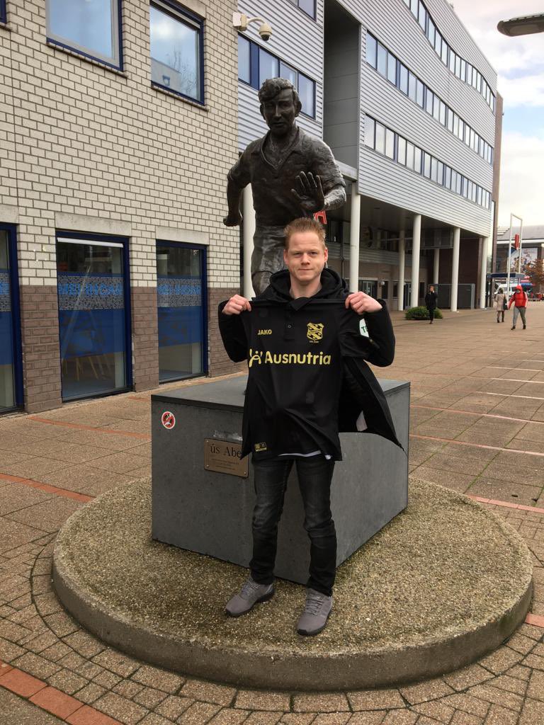 Trouwe luisteraar <a href="/gijsiebo/">Gijs Boelhouwer</a> won eerder dit seizoen het prachtige nieuwe uitshirt, dat <a href="/scHeerenveen/">sc Heerenveen</a> beschikbaar had gesteld voor een prijsvraag in onze podcast. Vandaag haalde hij het vol trots op. Veel plezier ermee, Gijs, namens het hele team van Radio Camataru!