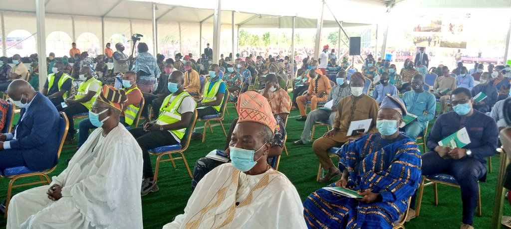 MediapartBenin's tweet photo. Le #ME @houssoudjclaude préside en ce moment la cérémonie de remise de site pour la construction de la Centrale Solaire Photovoltaïques de 25 Mégawatts à #Illoulofin, Commune de #Pobè, marquant ainsi la priorité accordée au domaine des énergies renouvelables dans le #PAG. https://t.co/ToV65L2ncN