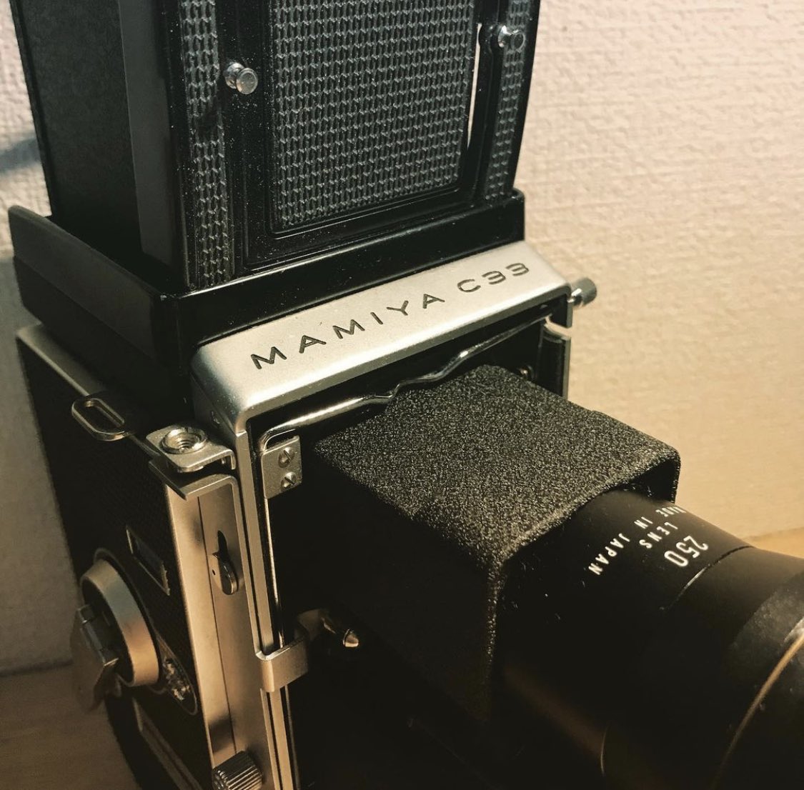 120LOVEJP's tweet photo. いつ見ても二眼は最高。
#mamiyac33 #tlr #midiumformat #ミディアムフォーマット #film #photography #120love https://t.co/blhv3GxfAz