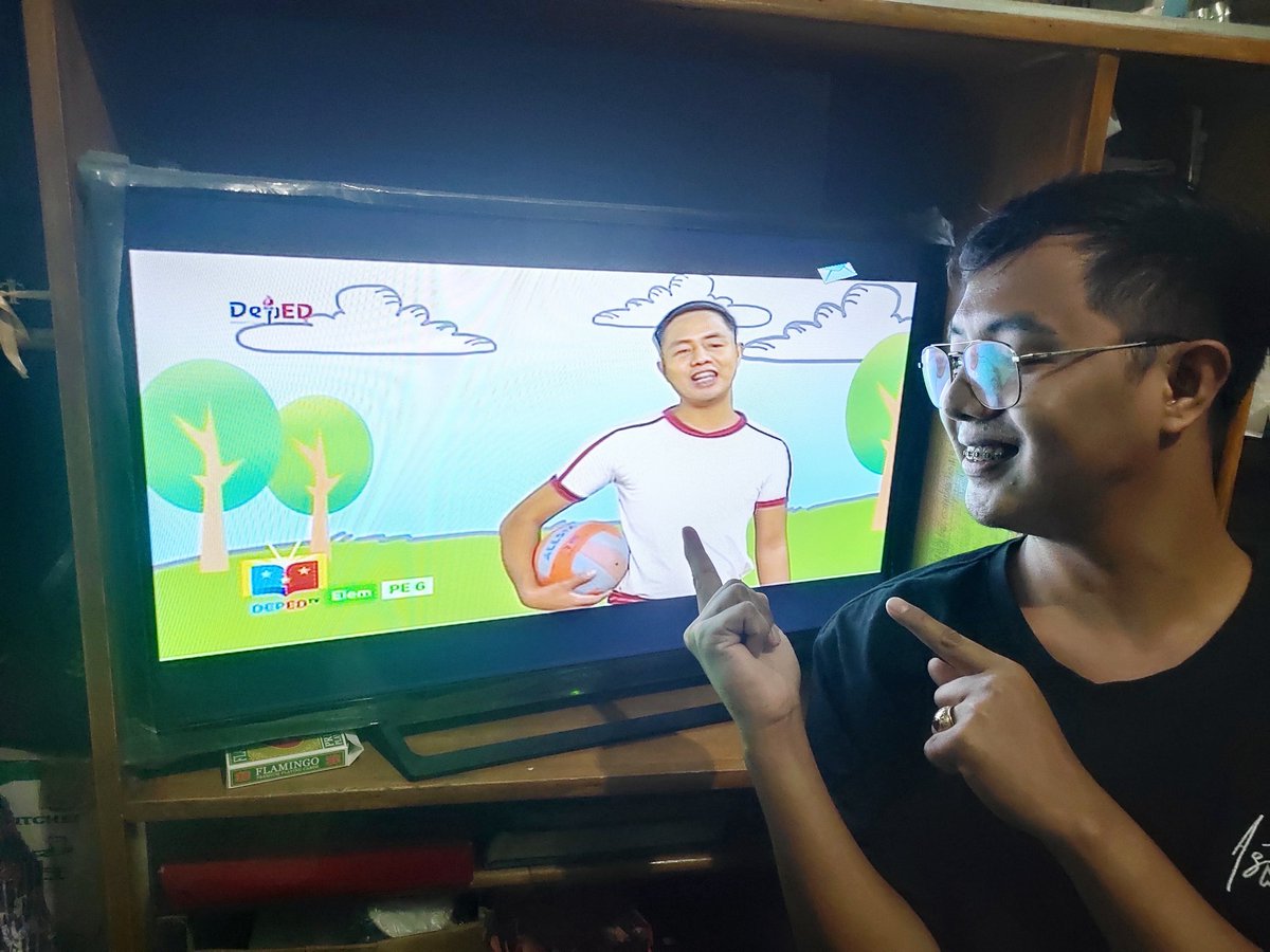 IamJUANBrights's tweet photo. When you see yourself in TV! 😁😂

Thanks to everyone who watched. See you on the next episodes. ❤️🥰

#JUANderfulDayOfLearning
#DepEdTV
#SulongEdukalidad
#TeacherBroadcasters 
#DepEdPH https://t.co/YOb4bq2DDP