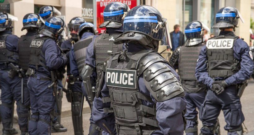 le_gorafi's tweet photo. France - Les journalistes finalement autorisés à couvrir les manifestations à condition de respecter une distance de sécurité de 500 kilomètres https://t.co/wm7XaG7rzU https://t.co/bBYgSWvufg