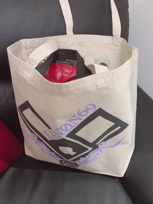 パーカーとバッグのサンプル届きました!
初めての色も良い感じです。 