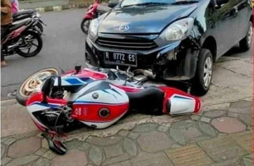 KomputerAk's tweet image. Terkadang orang hanya melihat fisik , tanpa memikirkan isi nya . 

Ayok service komputer di tempat yang 100% amanah , jujur , murah 

Contoh gambar ini 
Mobil ayla nangis karna motor