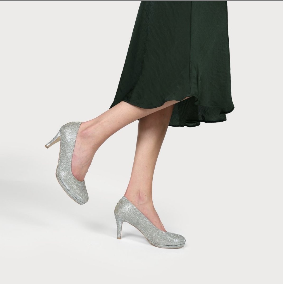 CallaShoesUK's tweet photo. Our classic Sophia heel, now available in a limited edition sparkle leather ✨⠀⠀⠀⠀⠀⠀⠀⠀
⠀⠀⠀⠀⠀⠀⠀⠀⠀
FREE USA shipping and returns 🤍

#heels #bunions #fashion #fashionover40 #callashoes  #sparkle #winter #winterfashion #FridayFeeling https://t.co/Lr8TJhER4T