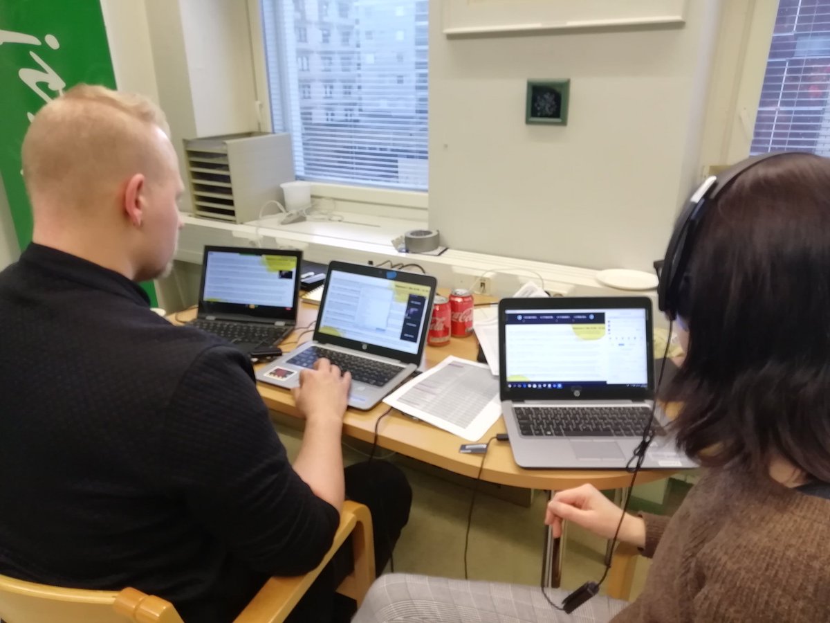 Virtuaalianu's tweet photo. Tutoretämessuilla kiirettä piisaa ohjauskeskuksessa. Sinikka ja Otto valkkaavat työpajoihin osallistujia Zoomin Breakout-huoneisiin. Jarno juontaa. #pstutor #etämessut #tutoropettaja #lupatehdätoisin https://t.co/MU5Vmc8tvv