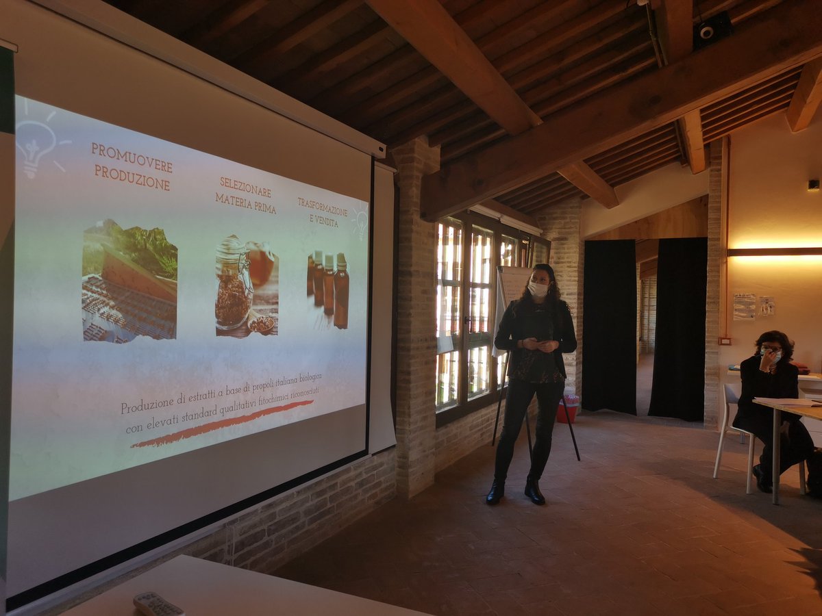 FondMerloni's tweet photo. ⭕ Elia Silvia con #Propolit e la nuova filiera della propoli italiana biologica
⭕ Alessandra con #SessantaPassiInOsteria e cene esperienziali con foodtruck
... 👇
Continuano le presentazioni delle future imprese dell'#Appennino di #ReStartApp2020 con @FondazioneGarrone https://t.co/f45uIEOJVt
