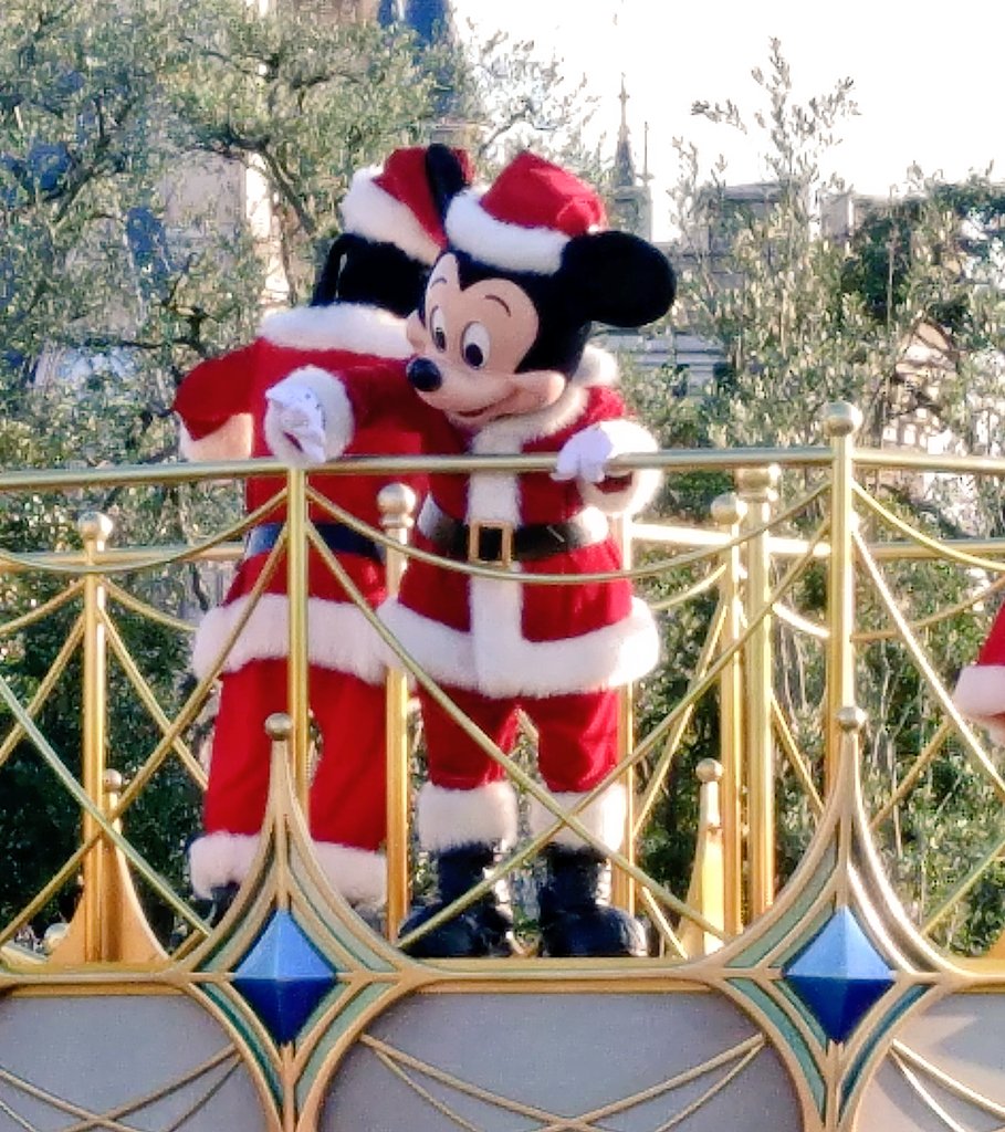 誕生日ディズニー楽しかったよ〜!!
去年アホほど寒くて死にかけたけど本日暖かくてほんと良かった!四凶松って書いてくれたシンデレラと同じ誕生日のキャストさん本当にありがとうございましたーーーーーーー!!!!????
ガストンの上腕二頭筋を枕にして今夜は寝ます? 