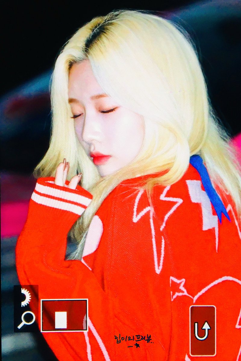 LittleEveryDay1's tweet photo. 201119

김립 귀여워 나 주거 ㅜㅜ

#이달의소녀 #LOONA #김립 #kimlip https://t.co/26wXXbMt2a