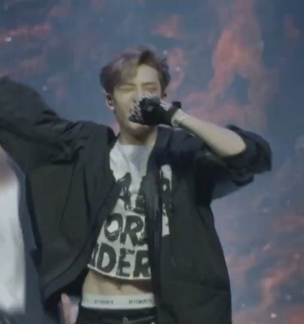 BangChan with his expensive underwears ; a most needed thread  #StrayKids  #BangChan