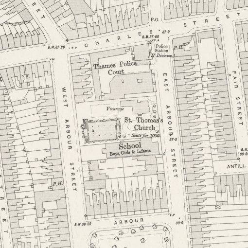 ... and stop at the junction with East Arbour Street, site of the combined police station-court complex. First built on the site in 1841, it moved from K to H Division in the 1880 re-organisation. A temporary station opened in the old court 1920-23 during a rebuild. (11/n)