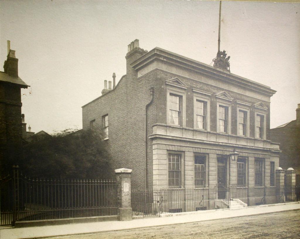 ... and stop at the junction with East Arbour Street, site of the combined police station-court complex. First built on the site in 1841, it moved from K to H Division in the 1880 re-organisation. A temporary station opened in the old court 1920-23 during a rebuild. (11/n)