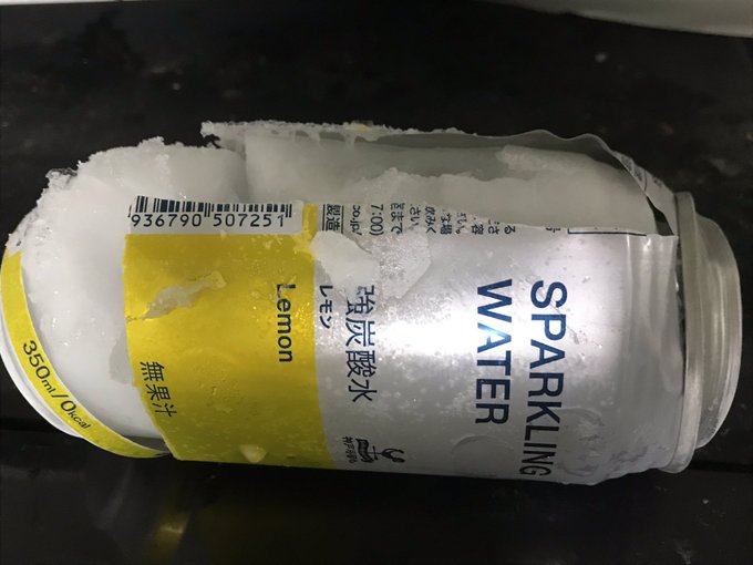 コーラ等の炭酸飲料を冷凍庫に入れて凍らせる方法 凍らすとどうなる Bow バウ