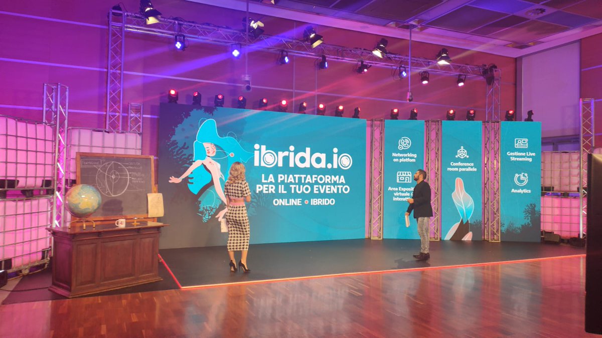 Dallo studio del Mainstage prima di passare ai talk show <a href="/cosmanolombardo/">Cosmano Lombardo</a> e <a href="/DilettaLeotta/">Diletta Leotta</a> presentano la piattaforma interattiva ibrida.io la piattaforma sulla quale trasmettiamo live le sale formative e tutte le iniziative di questa edizione. #WMF2020