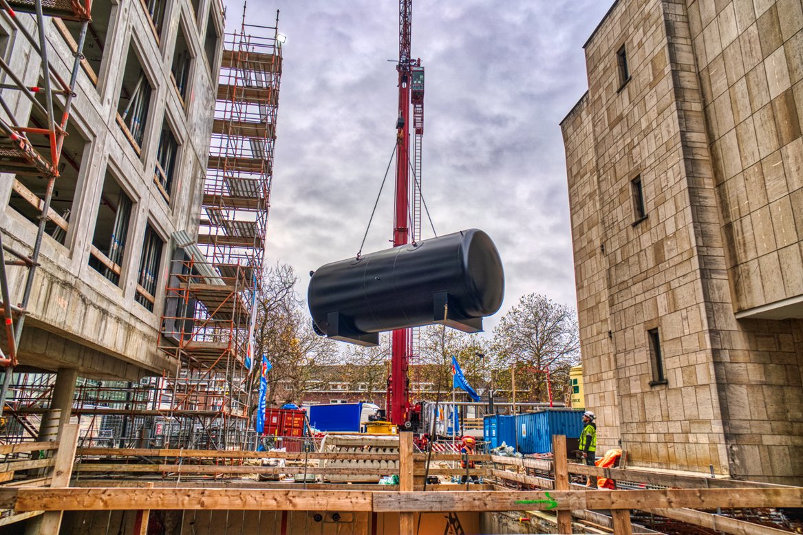 Mijnwater (@mijnwaterbv) on Twitter photo On November 17, our project partner <a href="/Croonwolterdros/">Croonwolter&dros</a> en @Homij en Jongen Bouwpartners placed two barrels of 25,000 liters each in the basement of the new municipal office in Heerlen for sustainable heat and cold and buffers the locally generated energy in these gigantic barrels. On November 17, our project partner <a href="/Croonwolterdros/">Croonwolter&dros</a> en @Homij en Jongen Bouwpartners placed two barrels of 25,000 liters each in the basement of the new municipal office in Heerlen for sustainable heat and cold and buffers the locally generated energy in these gigantic barrels.