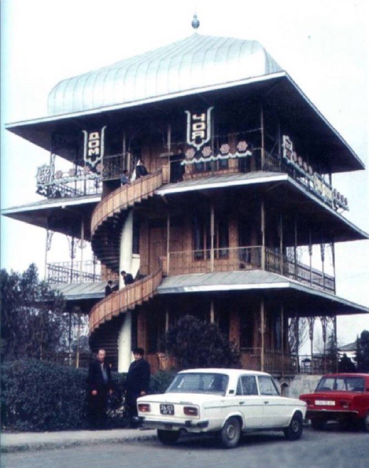 zzz_ayan's tweet photo. Sites and monuments in #Aghdam.

1. Tea House | Built in 1986 by architect Naik Samadov. Burned down in 1993.

Before and after destruction. https://t.co/syEZMPlRDZ