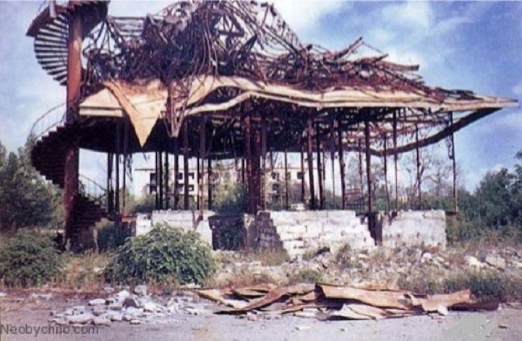 zzz_ayan's tweet photo. Sites and monuments in #Aghdam.

1. Tea House | Built in 1986 by architect Naik Samadov. Burned down in 1993.

Before and after destruction. https://t.co/syEZMPlRDZ