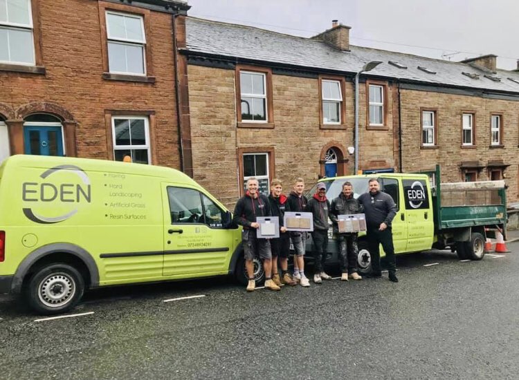 eden_paving's tweet photo. In celebration of #InternationalMensDay #ThrowbackThursday- here’s a past 📷 of the #EdenPavingandDriveways #team with #Tobermore Merchant Manager Andrew with their amazing #paving #sampleboards.

#internationalmensday2020 #tradesmen #landscaping #hardscaping #penrith #cumbria https://t.co/syLVgXVrr6