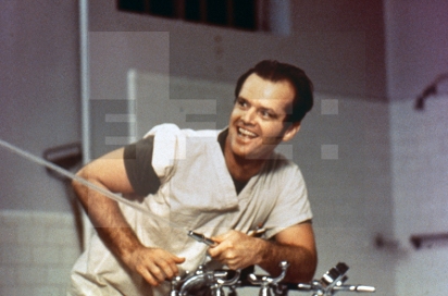 EFELafototeca's tweet photo. “Debo estar loco para estar en un manicomio como éste.” 

#TalDiaComoHoy de 1975 se estrenaba en EEUU, el clásico del cine "Alguien voló sobre el nido del cuco" de Miloš Forman, protagonizada por Jack Nicholson. La película ganó 5 premios Oscars. #EFEfototeca https://t.co/0nwu1CUJtn