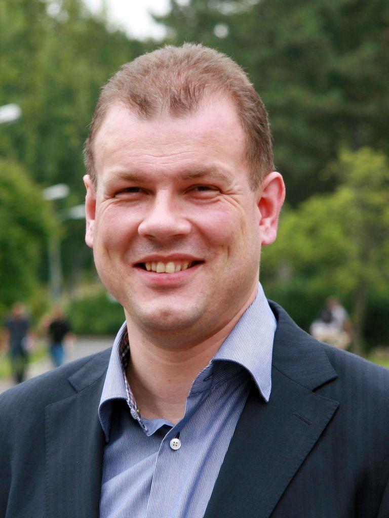 SolarFuels_HZB's tweet photo. Welcome to another one of our formats: Interviews🎙
Today we start with introducing our head of institute:
Prof. Dr. Roel van de Krol.

#HZBinterviews #interview 
#hzb #helmholtz #berlin #solarfuels #solarenergy #solarebrennstoffe #solarenergie #science #environment #climate https://t.co/NCjEokX0mt
