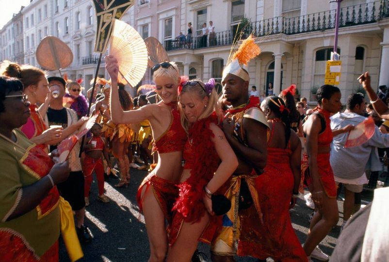 micasaucf's tweet photo. #FotoDelDía | Los bailarines se balancean al ritmo de la soca, una fusión de soul y calipso, en el Carnaval de Notting Hill a finales de la década de 1990. Este festival callejero se celebra en Londres cada agosto desde 1966.
📸 Jodi Cobb https://t.co/SBzE5VExX2