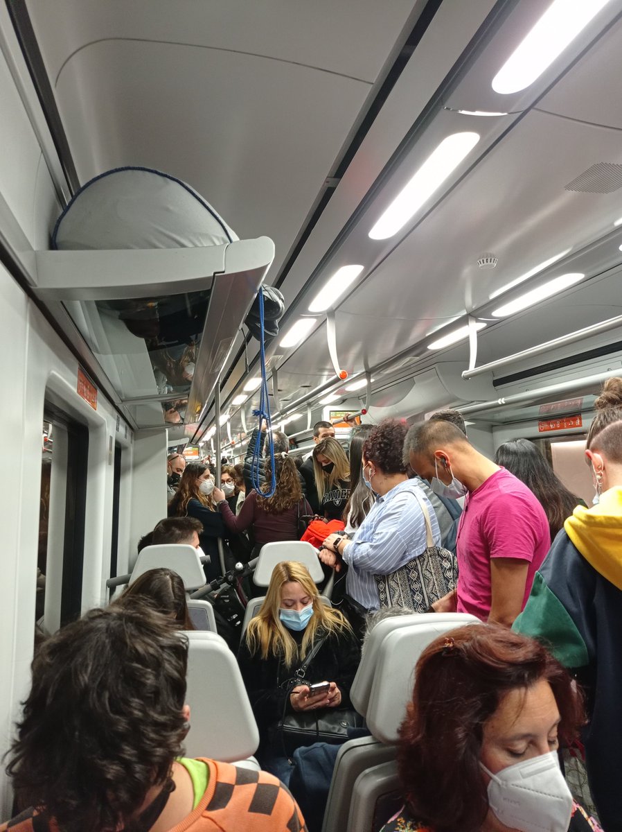 KeTaMiNaToR's tweet photo. @rodalies  Tren direccion St.Celoni de las 14:01 h cancelado sin previo aviso ni información, lo cual conlleva a jugarse la salud por 4 inutiles de renfe... Sois una maravilla!!! https://t.co/xDjj6lb8Qn