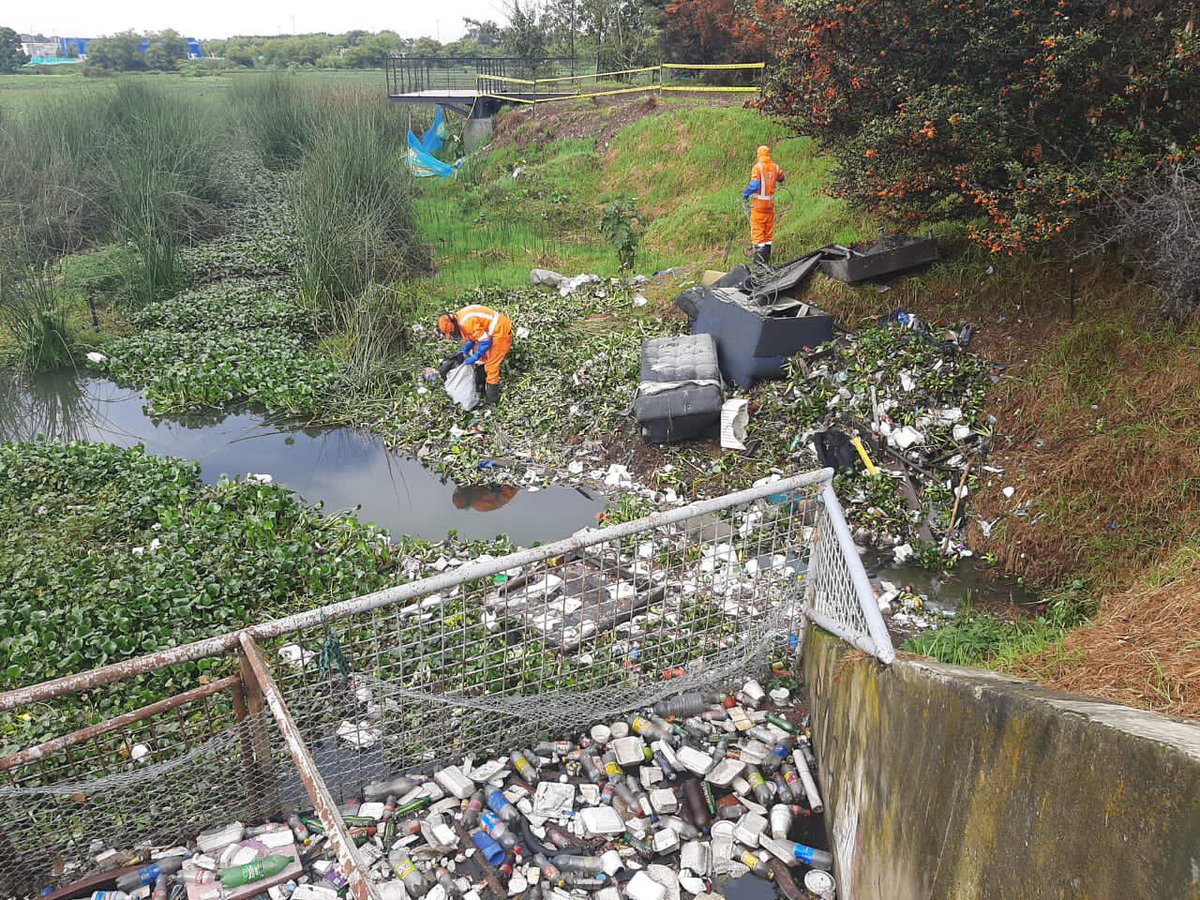 AcueductoBogota's tweet photo. Todos los esfuerzos en el mantenimiento de humedales serán insuficientes si la ciudadanía no nos ayuda. Este fue el panorama que encontramos en el humedal Juan Amarillo 😢🥺. Necesitamos cuidar los cuerpos de agua y más aún en #TemporadaDeLluvias https://t.co/1c24BUeXGN