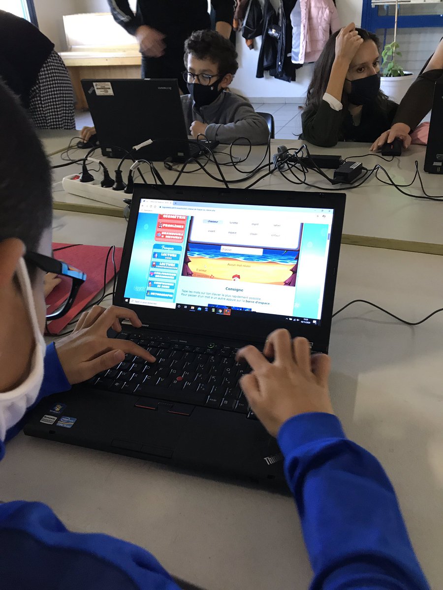 Anonymal's tweet photo. Hier, c’était atelier outil informatique avec les jeunes issus de l’AFEV d’#aixmarseille pour notre projet de #solidaritenumerique 💻😃 https://t.co/gYiEzez6QF