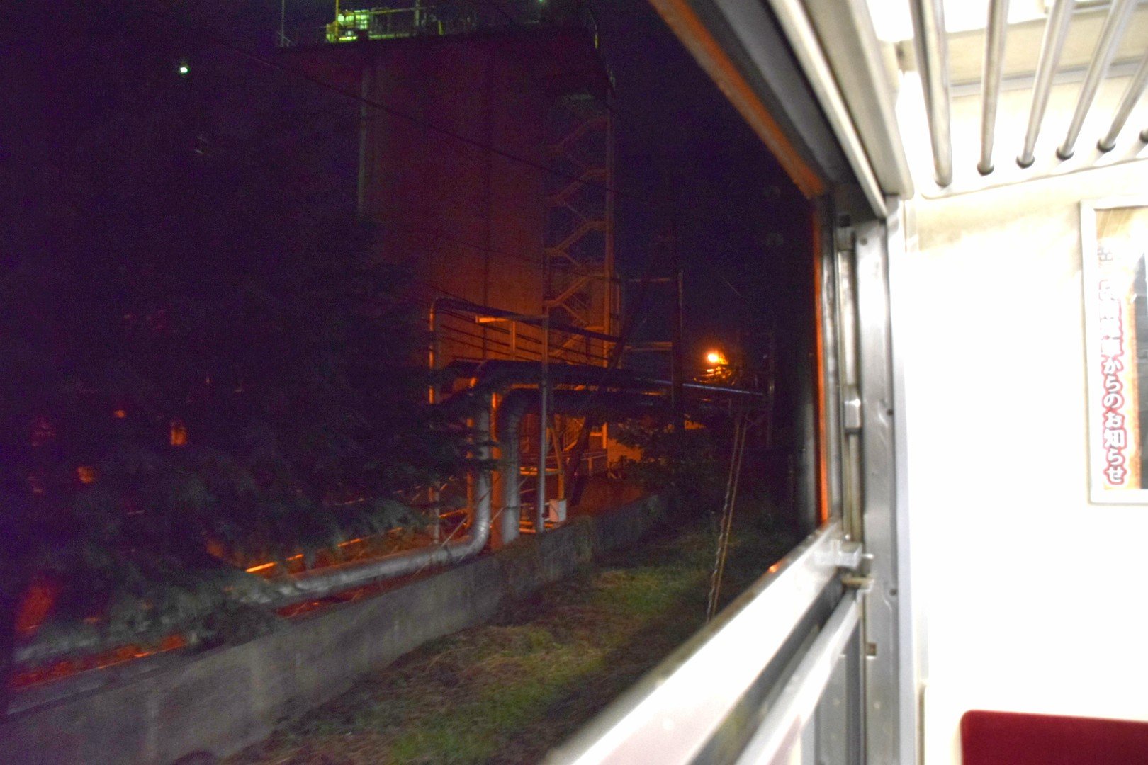 スカイｄｊ 岳南電車の車窓から見える工場夜景 なかなか動く電車の中から綺麗に夜景を撮るのは難しいな 正直 もっと工場あるのかと思ってたけど 思ってたより市街地と住宅街って感じだったね でも十分夜乗る価値のある鉄道だった T Co