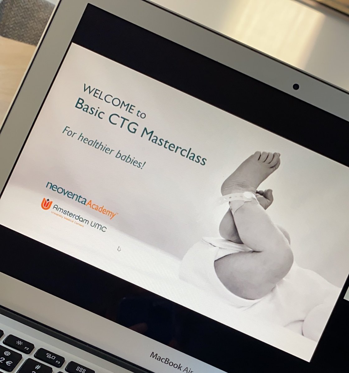 temverhagen's tweet photo. Live in A’dam was leuker geweest. Nu gewoon thuis aan de keukentafel. 
#nascholing #ctgmasterclass https://t.co/f66lrVKmjp