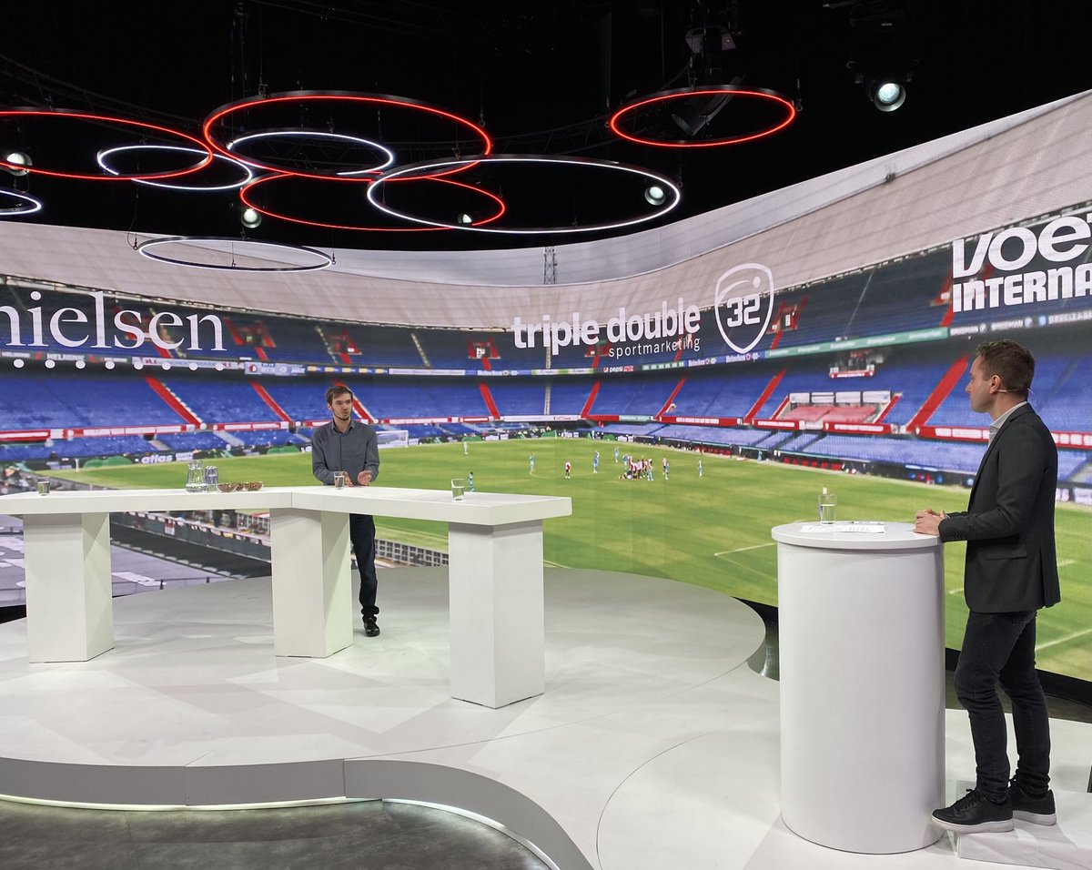 DiKnapo's tweet photo. Nieuwe studiosetting voor Shirtsponsor Inspirience 2020, olv ⁦@BartNolles⁩ hier met ⁦@PieterZwartNL⁩. Hoge opkomst, 60 deelnemers doen online mee. #vi #nielsen #td32 https://t.co/RUgma78zRg