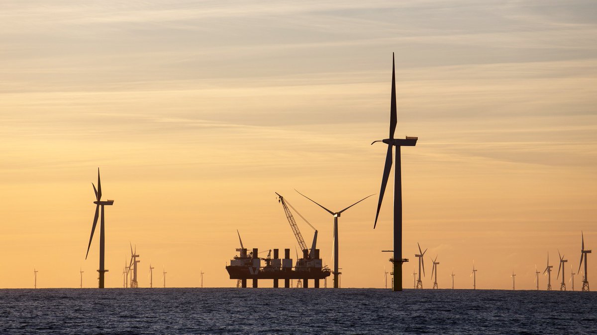 RWE_Presse's tweet photo. Ab 2024 fährt die Bahn noch grüner – mit jährlich 260 GWh Strom aus dem bestehenden Windpark Amrumbank West. Die Deutsche Bahn hat sich für 15 Jahre etwa ein Viertel der Leistung unserer 33 Quadratkilometer großen #Offshore-Anlage bei Helgoland gesichert. https://t.co/lLh8K6O4mR https://t.co/wKTNShvGe7