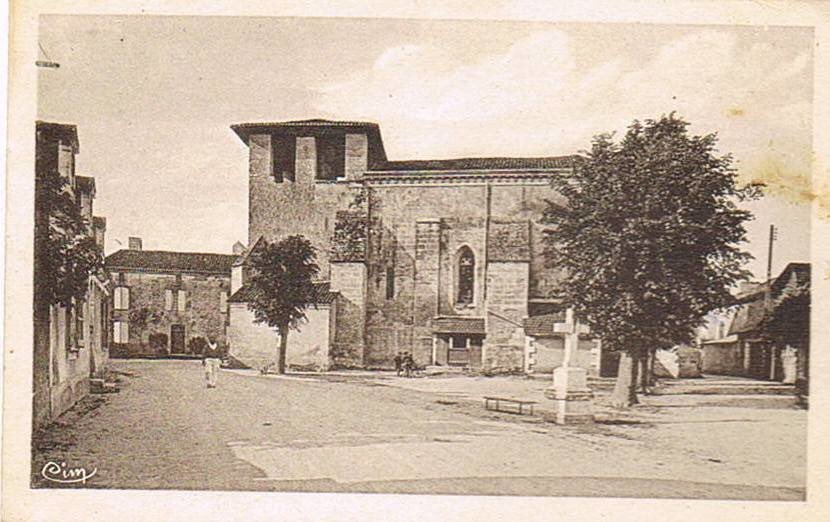 Ce village c’est Saint Léon sur L’isle en Dordogne.En 1950, Saint Léon c’est le petit village typique au sortir de la guerre. Peuplé de paysans en majorité , pas d’eau courante dans les maisons, les toilettes sont publiques (le long de l’église sur cette photo).