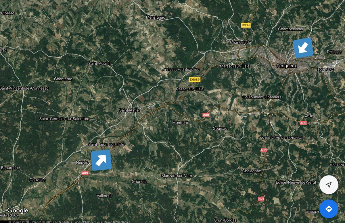 Saint Léon est à plus de 24 km du gros centre industriel de Perigueux avec ses ateliers SNCF qui emploi 2000 agents.Mais ! Il y a un arrêt pour le train sur la ligne Bordeaux - Perigueux, avec le train des ouvriers qui s’y arrête.