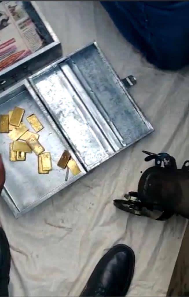 cbic_india's tweet image. DRI, Delhi intercepted 2 trucks today suspected of carrying gold smuggled into India through Indo-Myanmar border &amp;amp; seized 400 gold bars weighing 66.4 kgs valued at Rs. 35 crores. The gold was concealed in fuel tanks of trucks &amp;amp; destined for Punjab. 5 persons being examined.