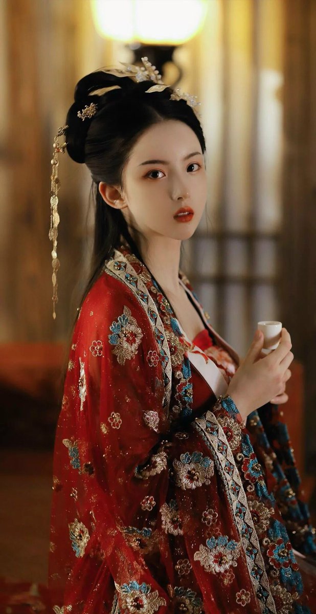 Lòng như nắng trải đều, không một phía
Hồn như mưa, mưa khắp cả ngàn phương, 
Tình như gió tỏa về muôn vạn hướng
Sống như là… không cố chấp. Yêu thương...
#cổtrang #cosplay