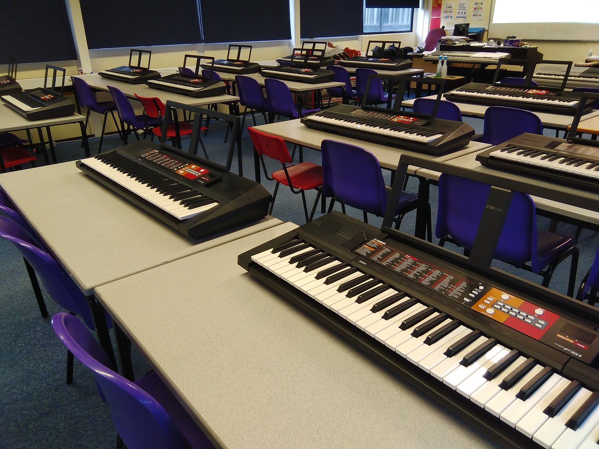 Smithdon_High's tweet photo. Our music department are delighted to add 15 brand new keyboards to our already big instrument section #BrandNew #letsgetplaying #MusicToday #luckystudents https://t.co/tZ5twUcvwa