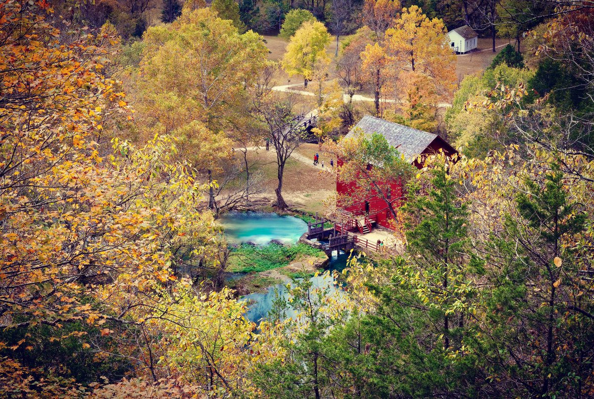 PatLewi06660347's tweet photo. Above Alley Spring Mill #ozarks #ozarksscenicriverways #red #autumn #autumnvibes #history #alleyspring #tbt https://t.co/UqDFmcMEDe