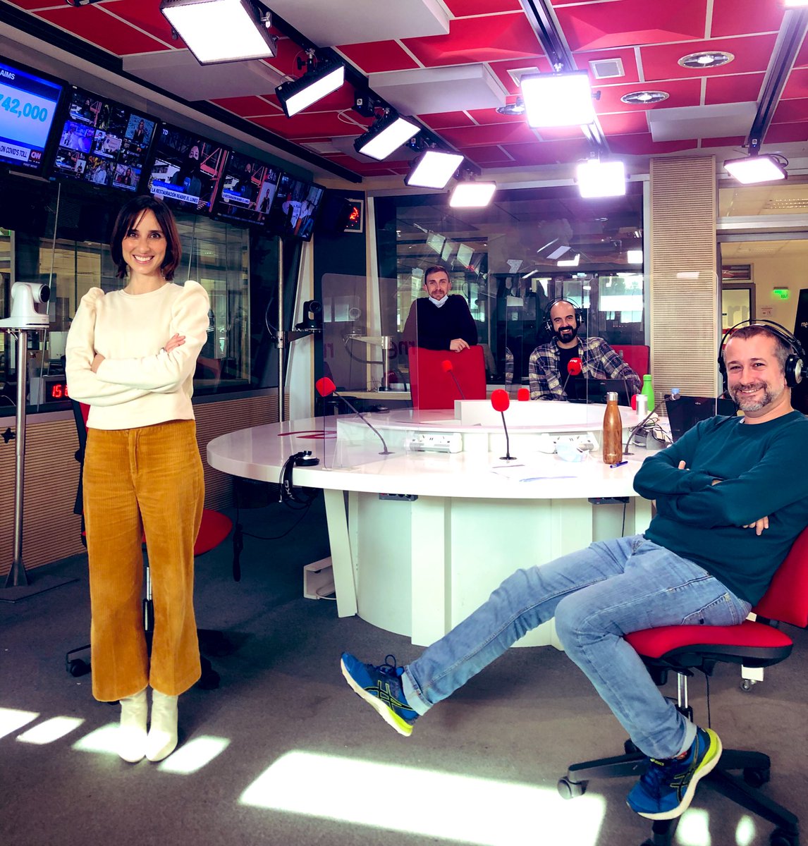 JuliaVarela__'s tweet photo. Arranca un #juernes de @TardeLoQueTarde !!! @rne @rtve #equipoooo #laradioseve 🎧👀 https://t.co/axueIg3cis