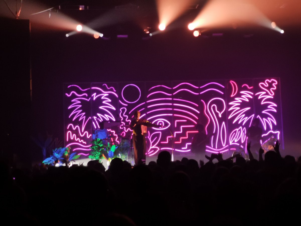 kakooland's tweet photo. Et dire que mon dernier vrai concert auquel j'ai assisté en 2020, c'était le live raté de La Roux... C'était ma dernière cuite aussi... 🍺🍺🍺🍺 https://t.co/HjlLWzHf8q