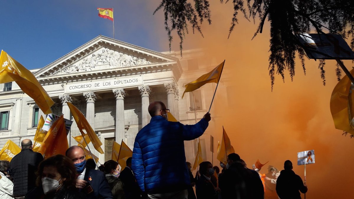 MasPlurales's tweet photo. Hemos repetido bien alto y claro NO a la #LOMLOE ¡¡Queremos un sistema educativo plural e igualitario con y para todos!! Gracias a todos los que nos habéis apoyado un día más mientras se debatía el dictamen de la ley de espaldas a nosotros 👏 #StopLeyCelaá #MasPlurales🧡 https://t.co/xe9LbZdVsc
