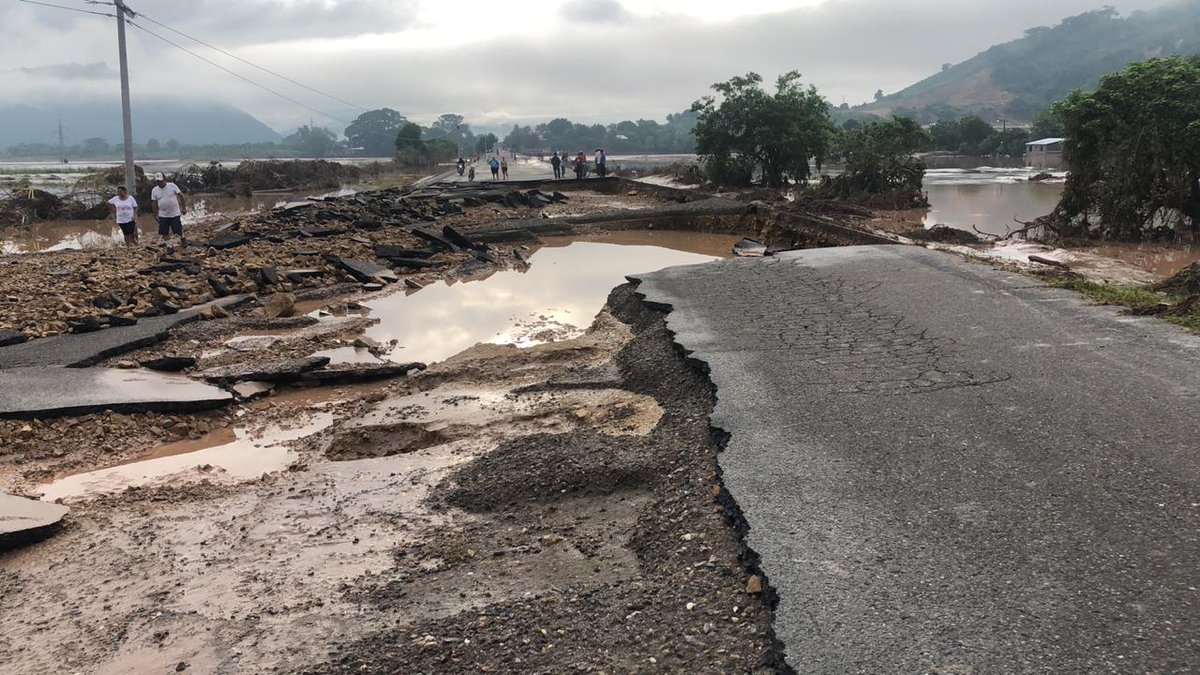 marlonreyeshn's tweet photo. La crecida del río Ulúa dejó severos daños en la calle vieja que comunica Pimienta y Potrerillos en Cortés #proyectonoticia #iotaenhonduras https://t.co/CYuQIpbUi5