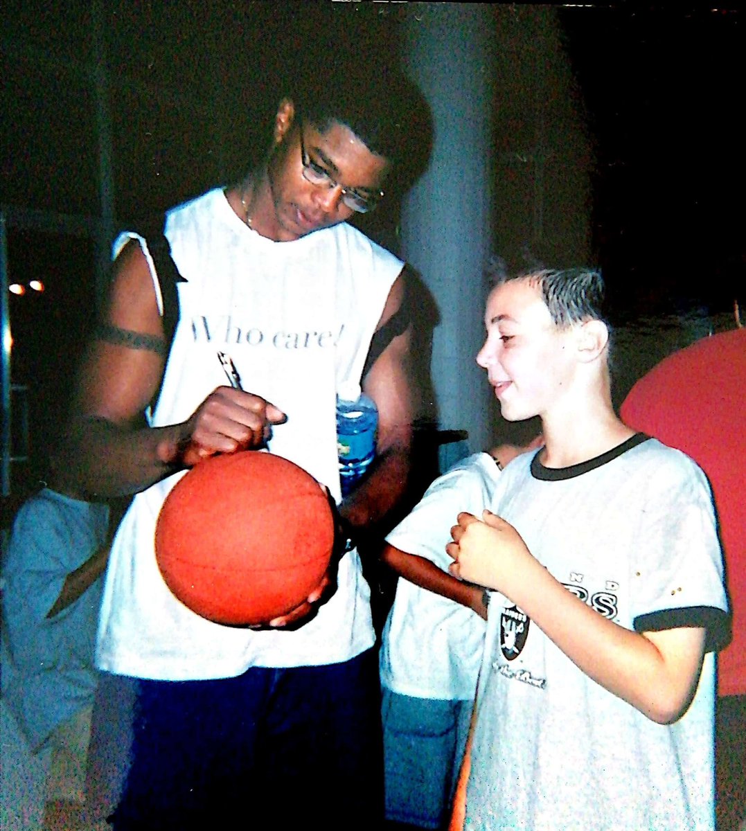 Avertisseurs's tweet image. Juillet 98. En vacances dans les Pyrénées, j'assiste à un match amical entre Montpellier et Cholet. Après le game, Deron Hayes me signe le ballon qui dort au pied de mon lit. Du haut de mes 12 ans, je trouve qu'il a un petit côté Kobe, l'idole du moment. #killianhayes #Draft2020