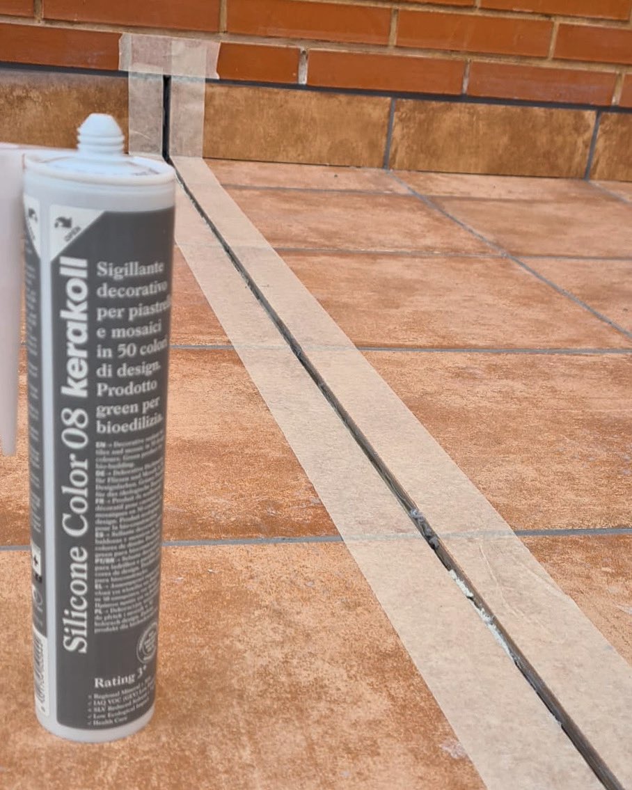Sabías que?? en #kerakoll disponemos de 50 colores de Silicona de alta calidad, a juego con los 50 colores de rejuntado.
Así podrás rematar tu trabajos con ese toque de calidad técnica y estética que se merecen.
#arquitectosalicante #alicatados