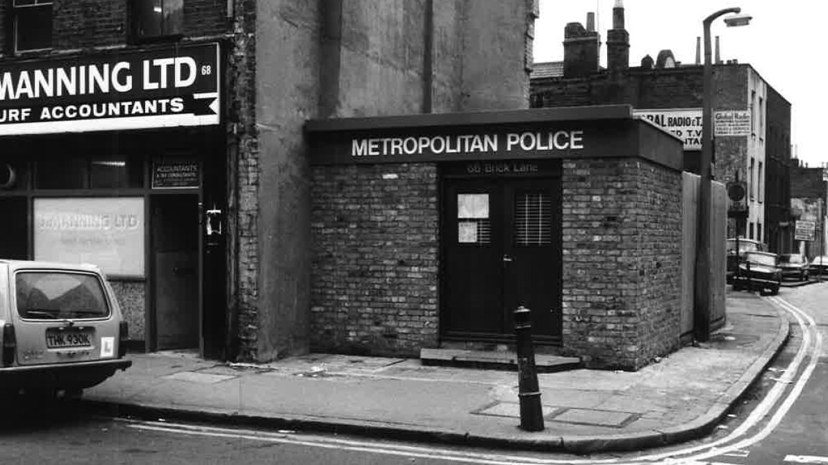 In 1933 Commercial Street switched to neighbouring G (Finsbury) Division, returning to H in 1965. On our way back to Aldgate East station we make a brief detour down Fashion Street to see the site of the station opened at 66 Brick Lane in 1978. We then dog-leg onto ... (9/n)